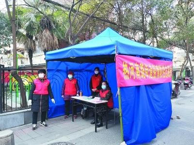 1.4万社工把“门”，南京密织社区防线.jpeg